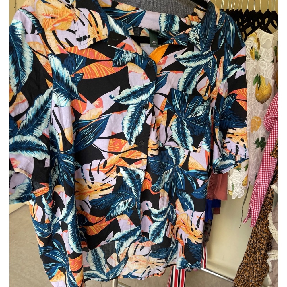 New with tags size XXL tropical print top